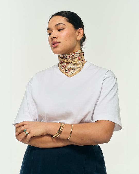 Explorez notre collection d’accessoires et bijoux, une fusion parfaite de sophistication et de créativité pour rehausser chaque look avec éclat et audace.