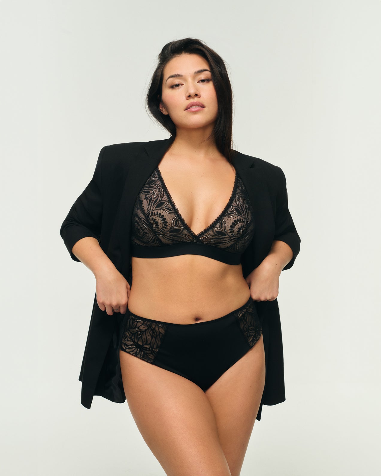 Lingerie grande taille sans armatures (brassières, culottes, bodys) en dentelle et avec des bretelles réglables.